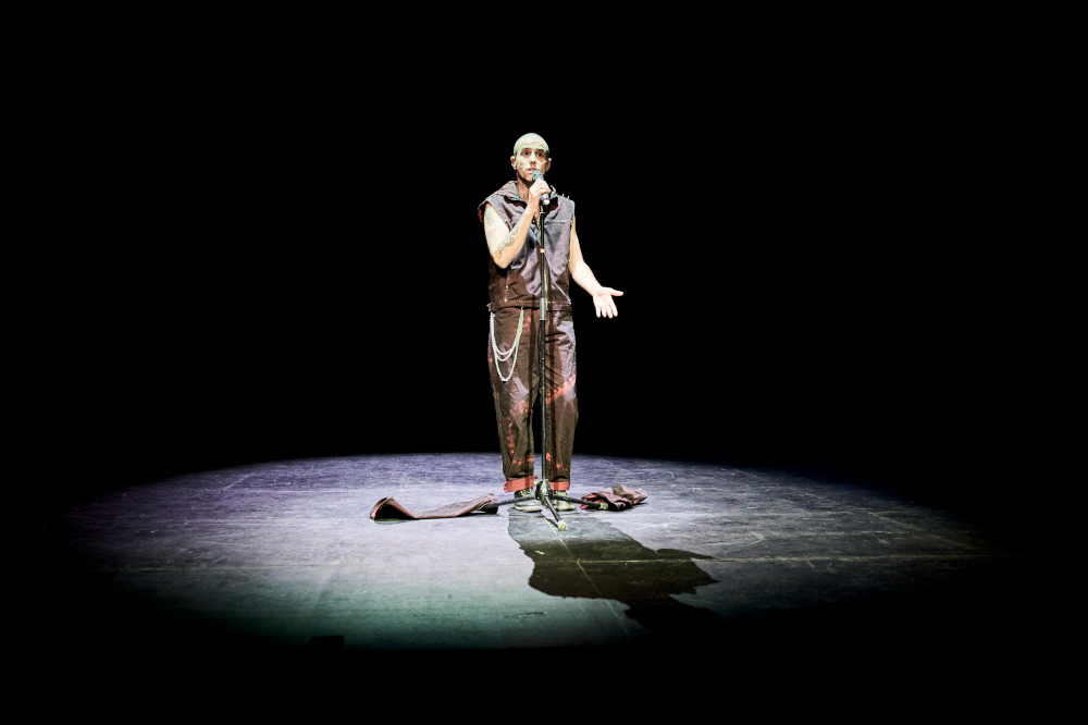 Emmanuel Linée dans le spectacle L'art de la chute, Pauline Chagne et Léa Moreau dans Médusée, avec une création lumière de Jérôme Baudouin, créateur lumière en danse, théâtre et spectacle vivant.