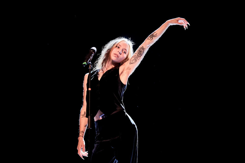 Gaëlle Axelbrun dans le spectacle l'Art de la chute, avec une création lumière de Jérôme Baudouin, créateur lumière en danse, théâtre et spectacle vivant.