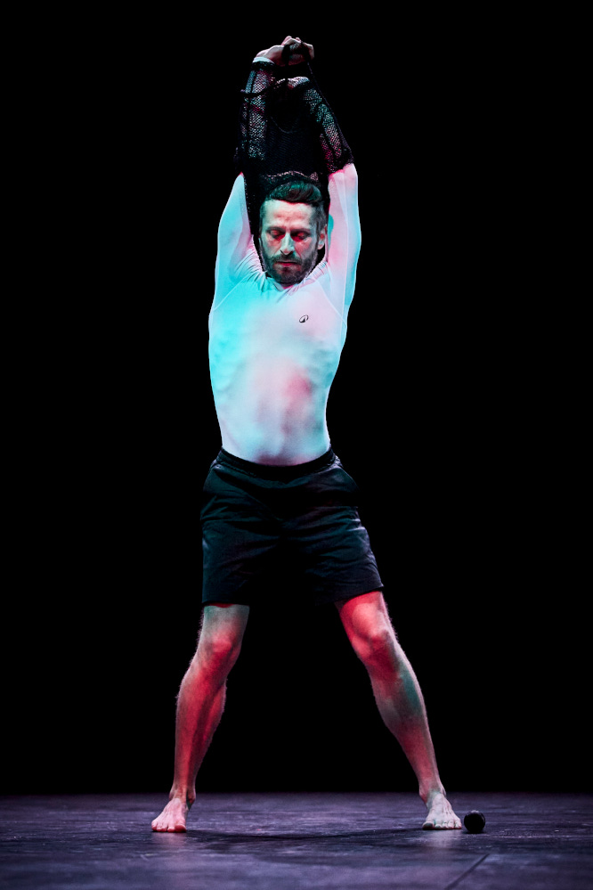 Pierre Koestel dans le spectacle L'art de la chute, avec une création lumière de Jérôme Baudouin, créateur lumière en danse, théâtre et spectacle vivant.