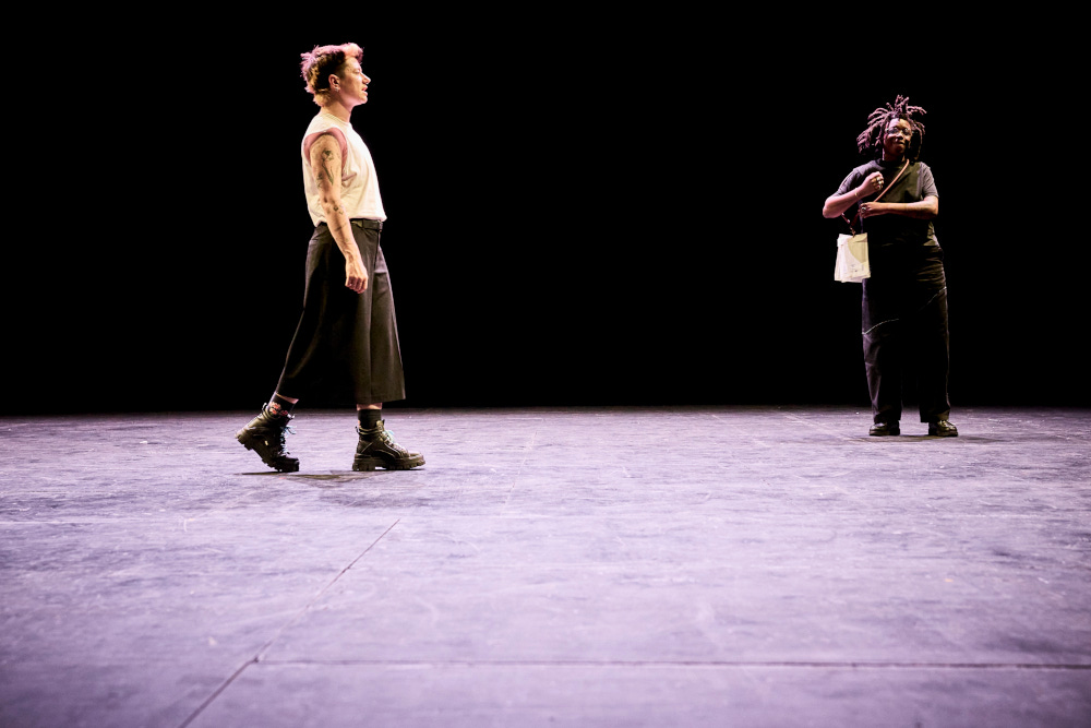 Morgan·e Janoir et Iris Laurent dans le spectacle L'art de la chute, Pauline Chagne et Léa Moreau dans Médusée, avec une création lumière de Jérôme Baudouin, créateur lumière en danse, théâtre et spectacle vivant.
