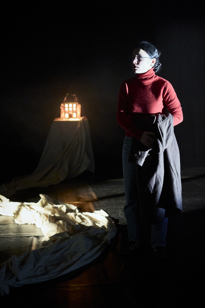 Léna Bokobza-Brunet, Pauline Chagne et Léa Moreau dans Médusée, avec une création lumière de Jérôme Baudouin, créateur lumière en danse, théâtre et spectacle vivant.