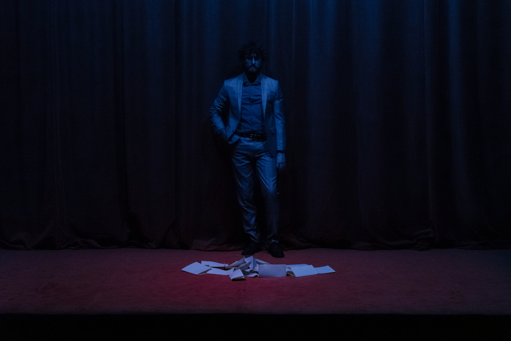 Le baron Hulot regarde les courriers l'accusant, création lumière de Jérôme Baudouin, créateur lumière en danse, théâtre et spectacle vivant.